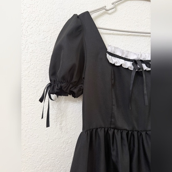 Sexy Elegant Maid Black Dress with Puff Sleeves and White Accents - Picture 2 of 7